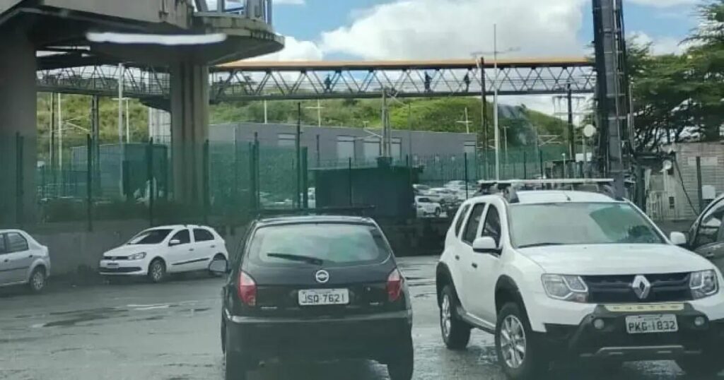 Trailer quebrado causa congestionamento na Avenida Paralela em Salvador