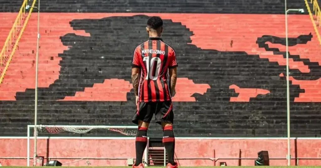 Vitória lança promoção para sócios comemorando a nova camisa 10 de Matheuzinho