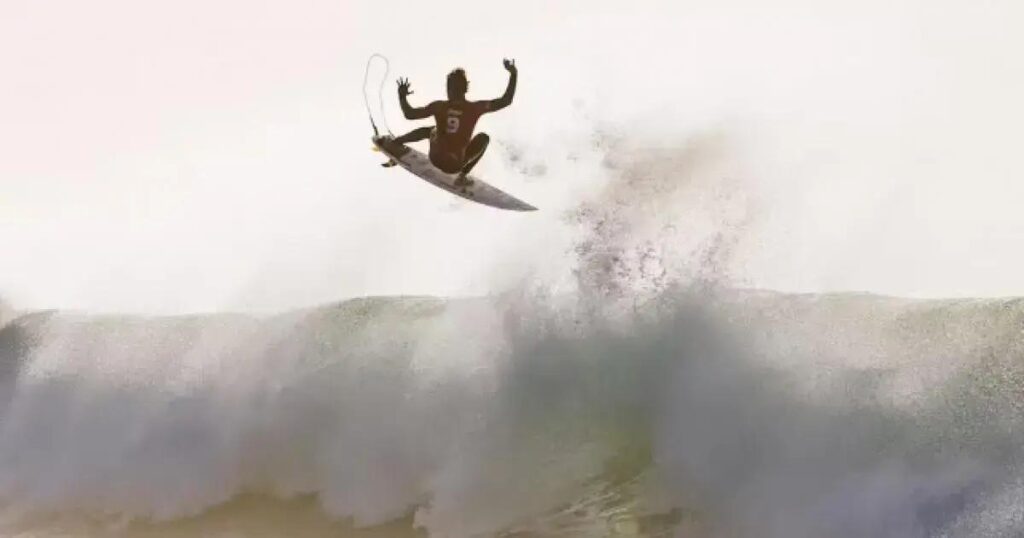 Yago Dora e Filipe Toledo se destacam em Jeffreys Bay e avançam na WSL