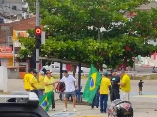 Ato bolsonarista em Itapetinga tem adesão mínima, apenas oito participantes