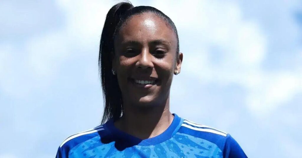 Bahia apresenta Isabela Fernandes como novo reforço na lateral direita