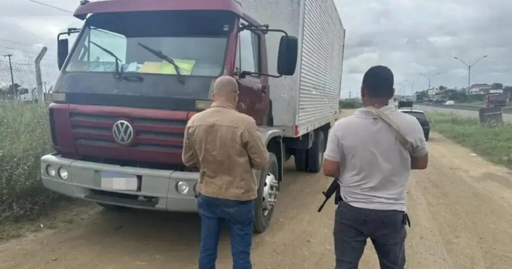 Caminhão roubado em Salvador é recuperado em Feira de Santana