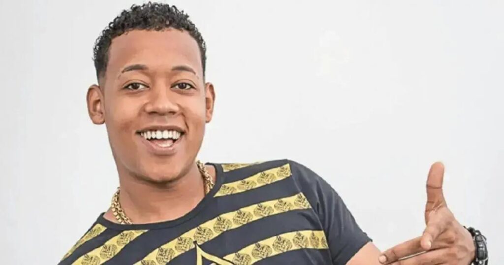 Cantor 7Kssio se envolve em acidente e sofre ferimento na perna