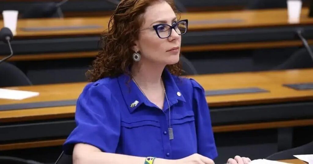 Carla Zambelli permanece presa na Itália após nova audiência