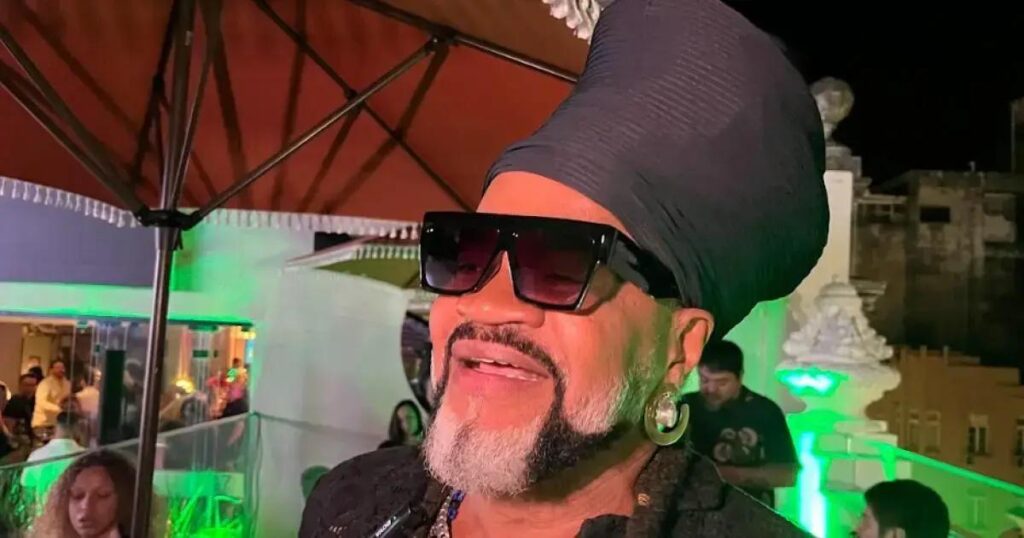 Carlinhos Brown planeja show orquestral para 30 anos do álbum Alfagamabetizado