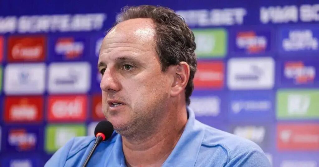 Ceni exalta atuação de Ronaldo e força mental após vitória sobre o Corinthians