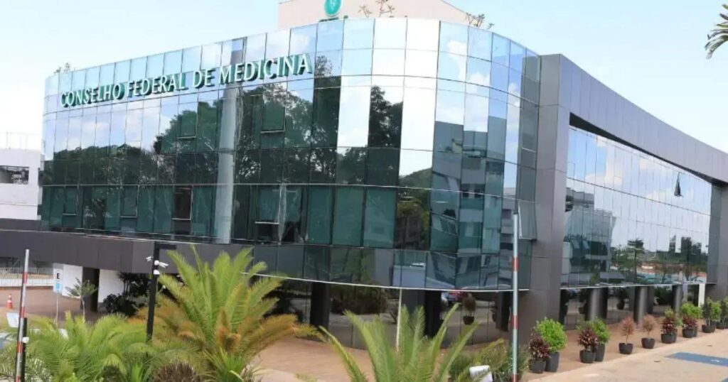 CFM lança robô com IA para combater falsos especialistas médicos nas redes