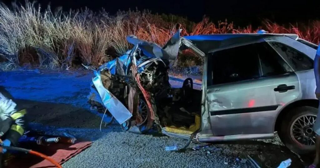 Colisão entre carro e carreta deixa dois feridos em Jaguaquara