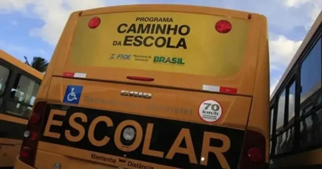 Criança de 2 anos fica 7 horas esquecida em van escolar na Bahia