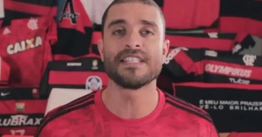 Diogo Nogueira responde a provocações de torcedores em show no MG
