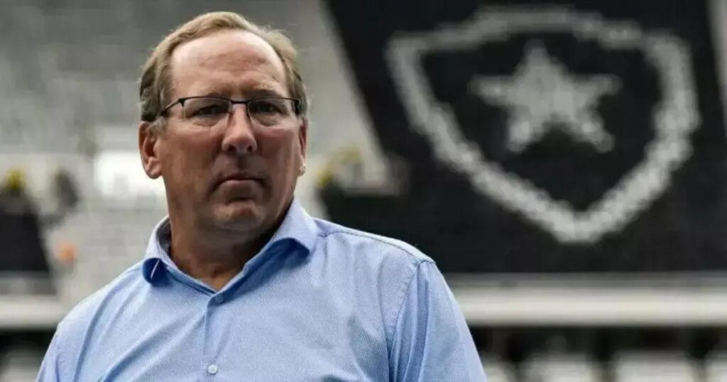 Diretor da Eagle pede afastamento de John Textor do Botafogo SAF