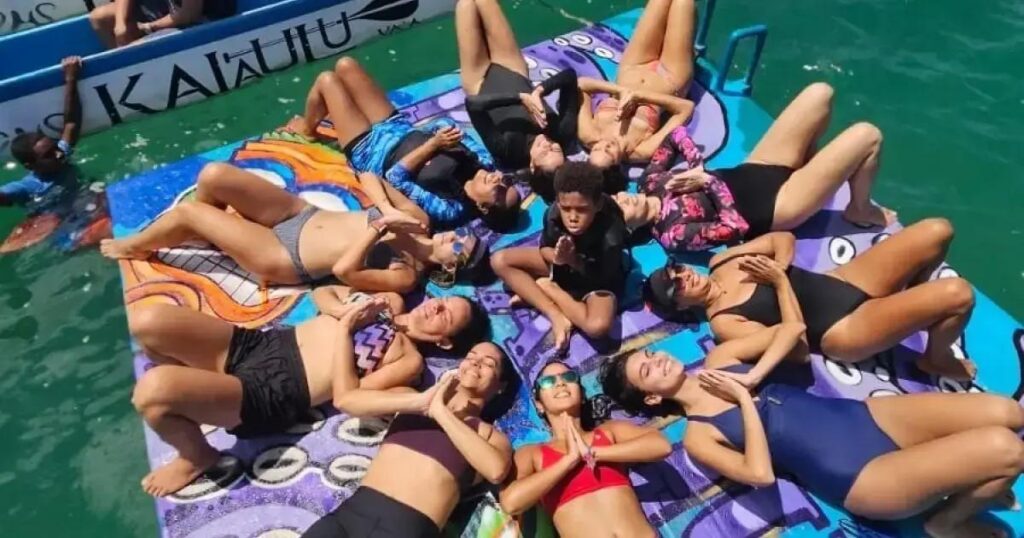 Experiência única: AcroYoga em canoa havaiana na Praia da Preguiça