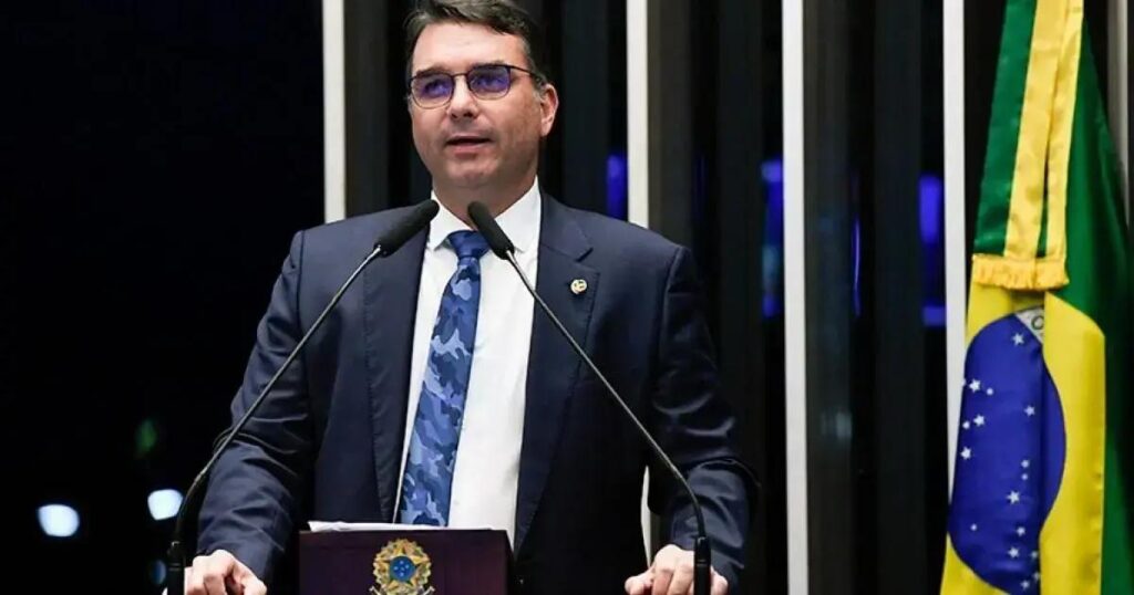 Flávio Bolsonaro critica Moraes e vazamento de mensagens em polêmica