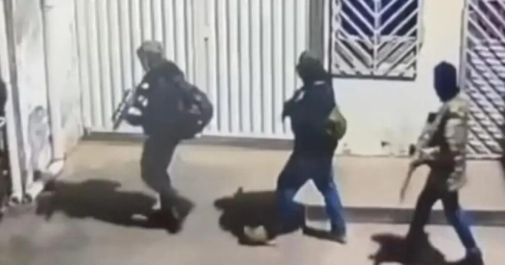 Homens armados com fuzis aterrorizam distrito de Belmonte na Bahia
