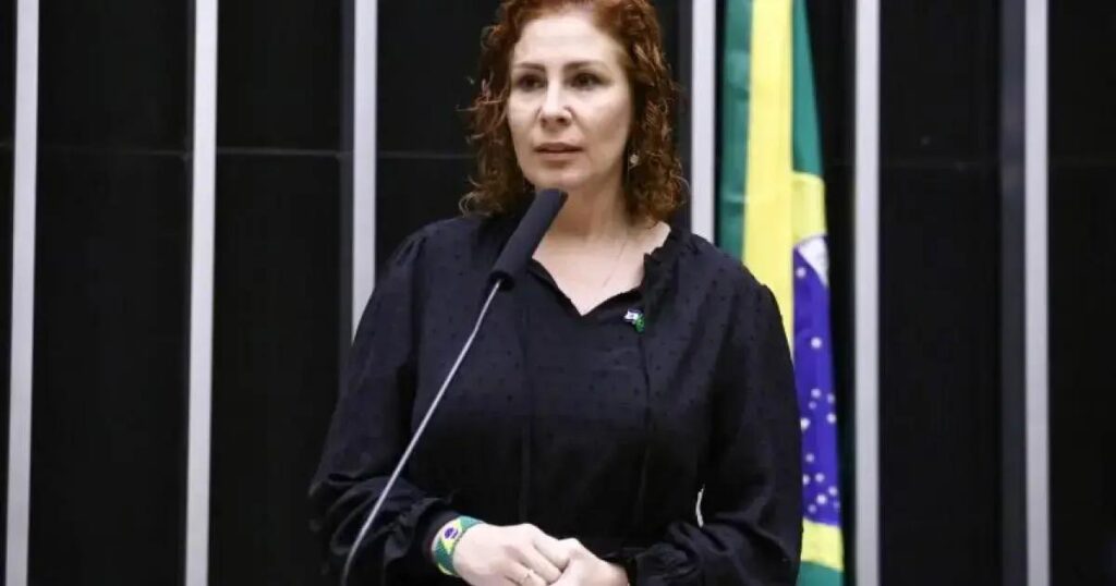 Justiça italiana nega prisão domiciliar de Carla Zambelli na Itália