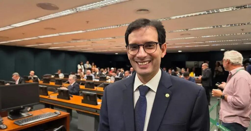 Leo Prates analisa regulamentação de motoristas de aplicativo e conflito sobre CLT