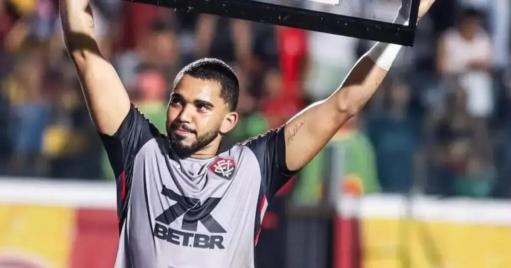 Lucas Arcanjo fala sobre futuro no Vitória e foca em duelo importante