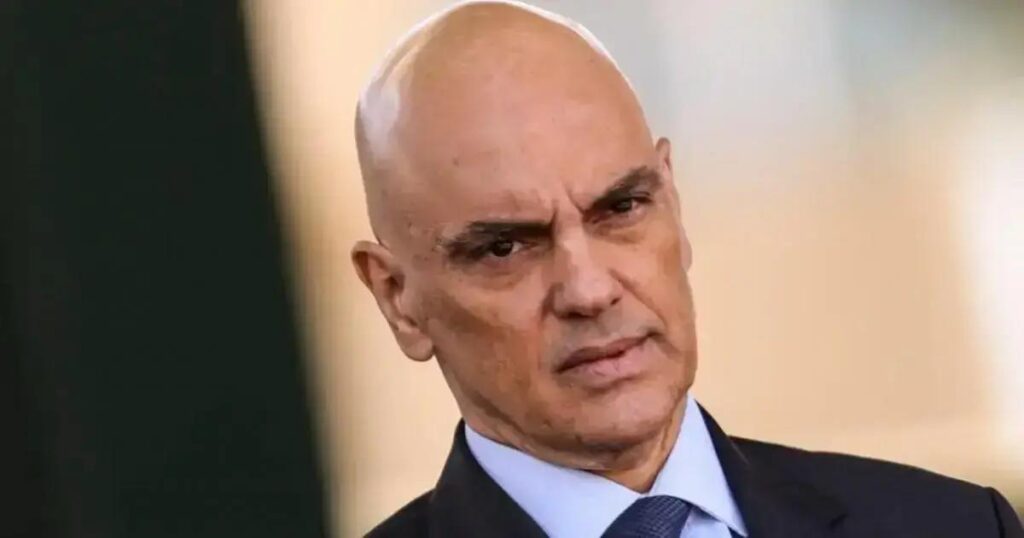 Moraes solicita agendamento de julgamento de Bolsonaro sobre tentativa de golpe.