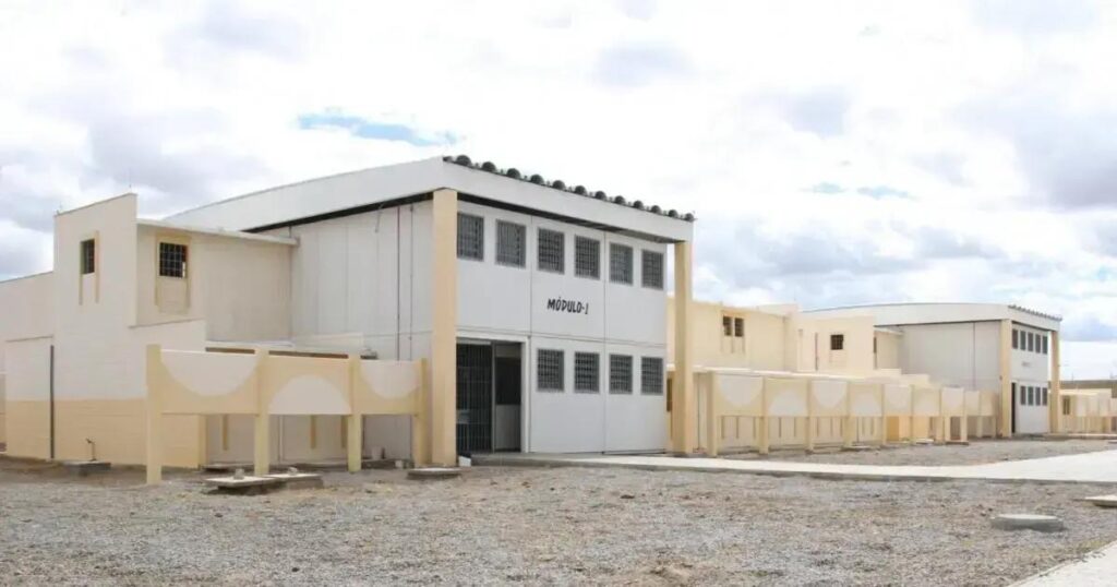 Mulher é detida ao tentar entrar com drogas em presídio na Bahia