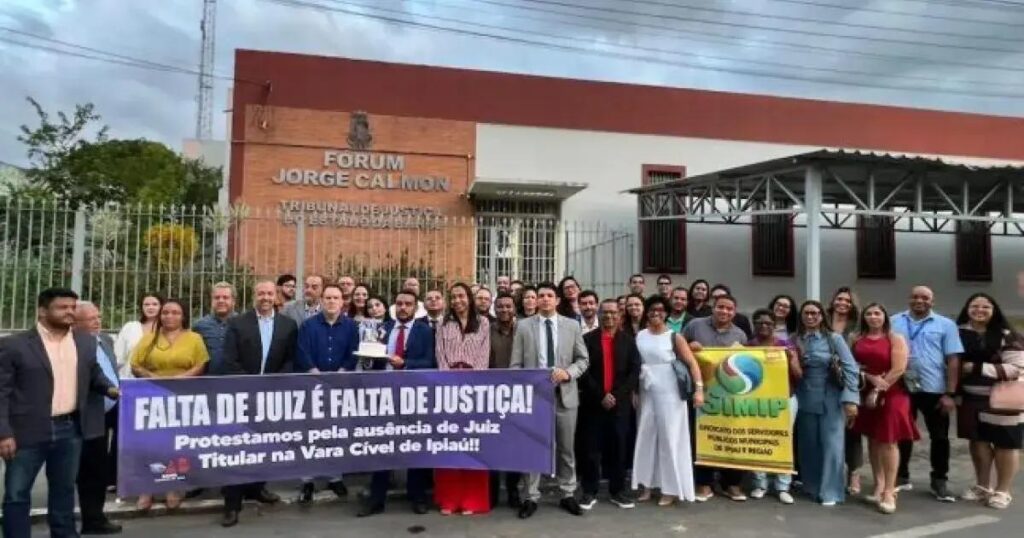 OAB de Ipiaú celebra um ano sem juiz com bolo e 11 mil processos parados