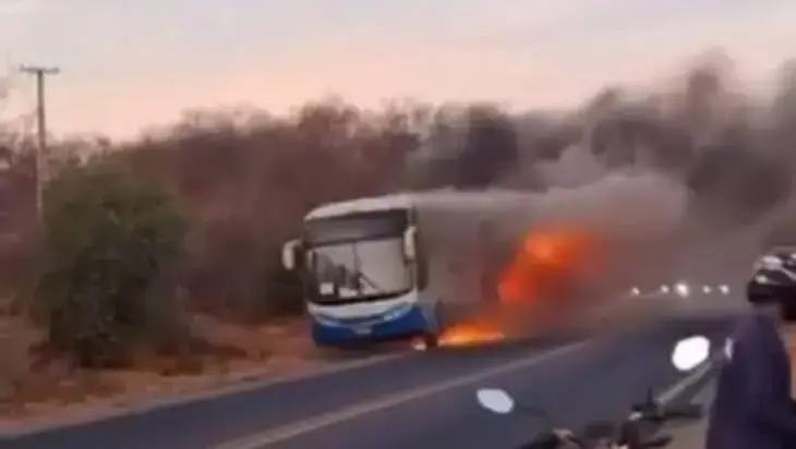 Ônibus da companhia Novo Horizonte pega fogo e passageiros escapam ilesos