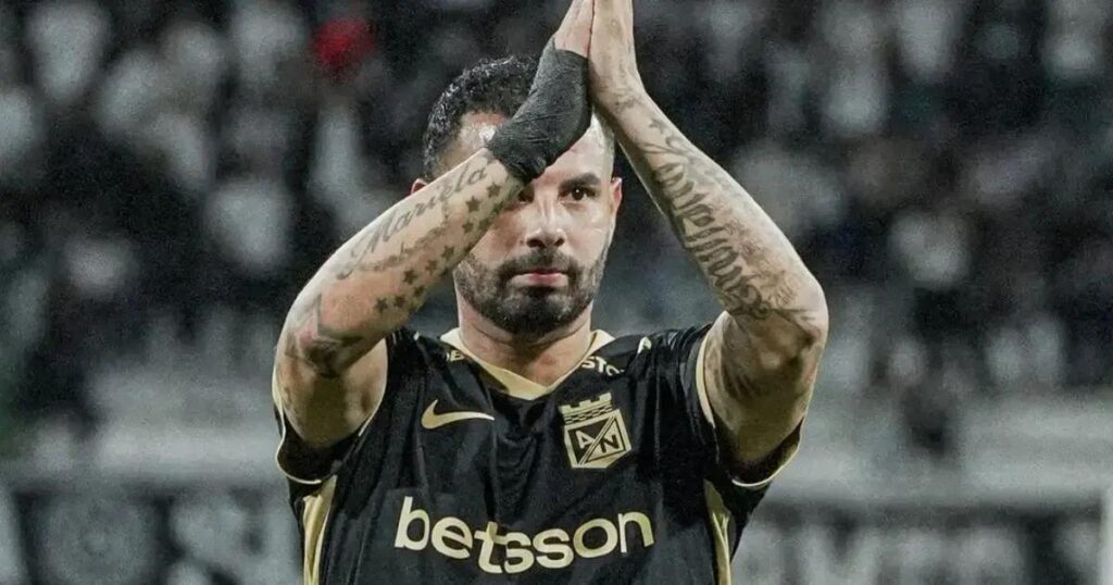 Pesadelo de Cardona: 2 pênaltis perdidos e expulsão eliminam Atlético Nacional