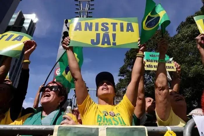 Pesquisa revela que 61% dos brasileiros rejeitam anistia a Bolsonaro