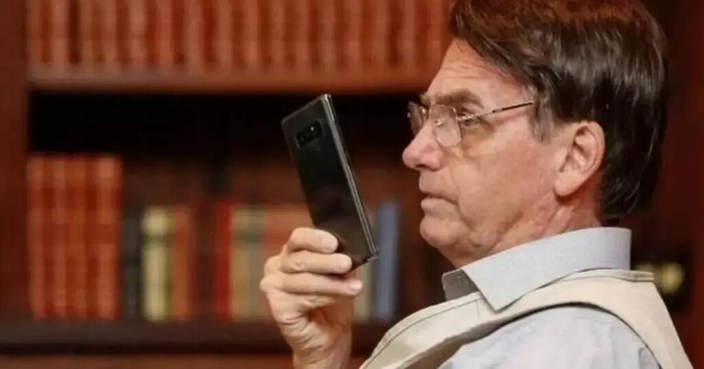 PF revela que Bolsonaro burlou STF e enviou 300 vídeos pelo WhatsApp