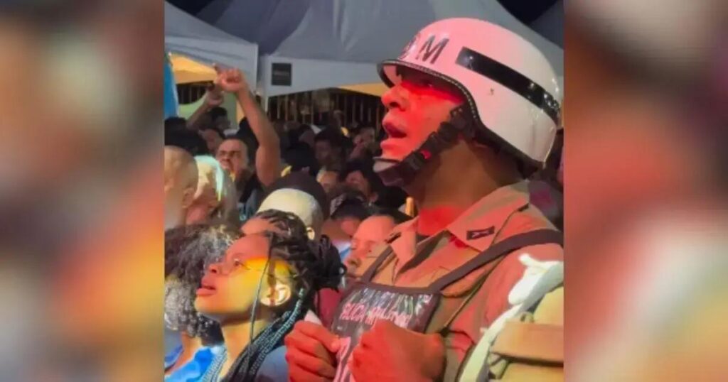 Policial canta Edson Gomes em aniversário de Ituberá e viraliza