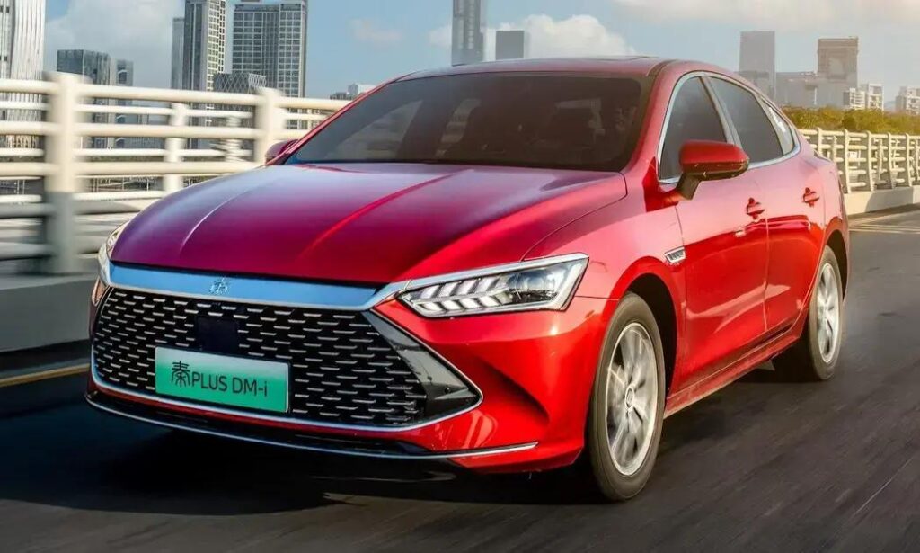 Por que o BYD Qin, carro mais vendido da montadora, não está no Brasil?