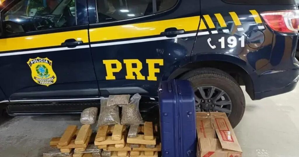 PRF apreende 110 kg de maconha em ônibus na Bahia e prende quatro suspeitos