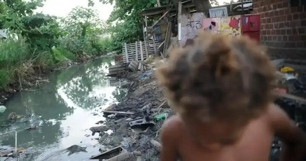 Quase 30% das casas no Brasil ainda não têm acesso à rede de esgoto em 2024