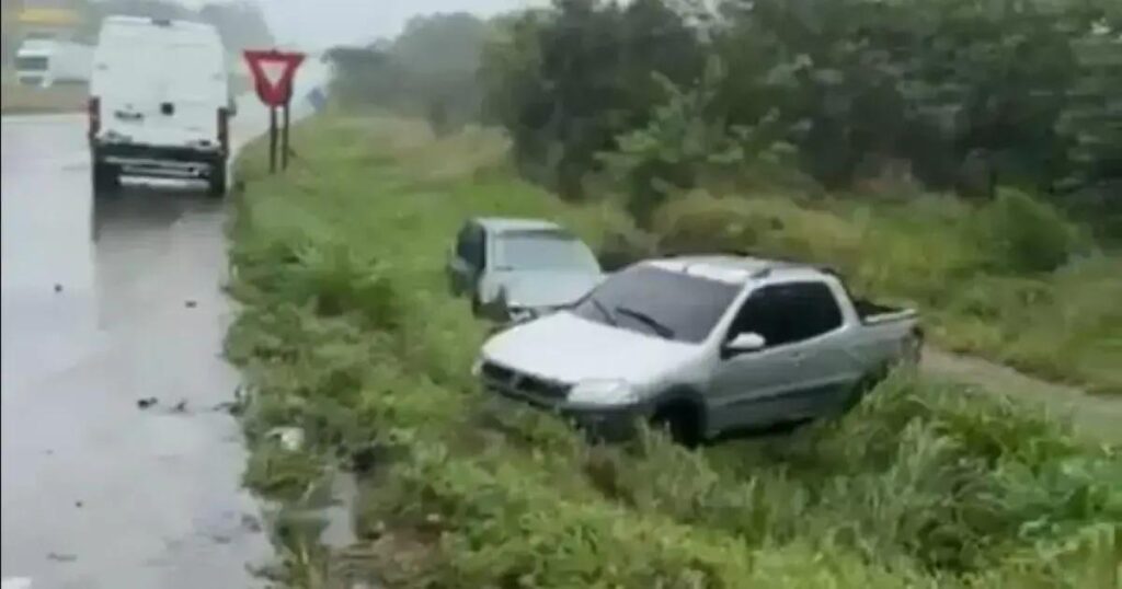 Quatro veículos se envolvem em acidente na BR-324 em Feira de Santana