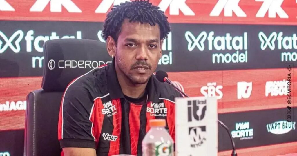 Romarinho comenta sua estreia pelo Vitória e nega interesse do Corinthians