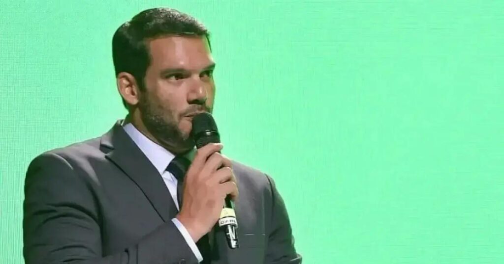 Samir Xaud barra camisa vermelha da Seleção Brasileira por questão de tradição