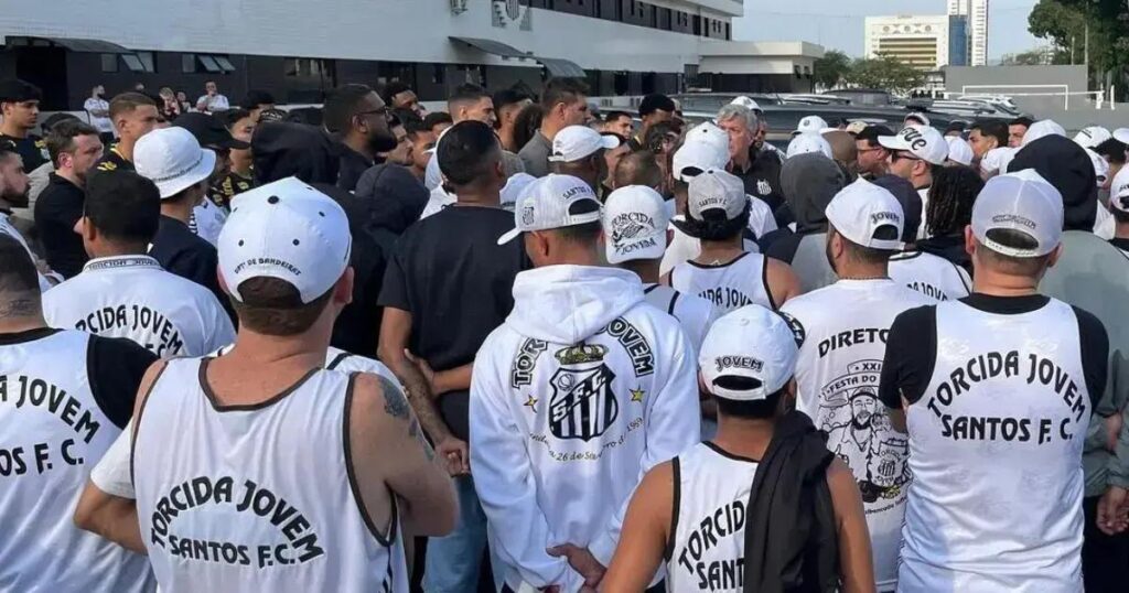 Torcida Jovem invade CT do Santos e exige reforços após goleada do Vasco
