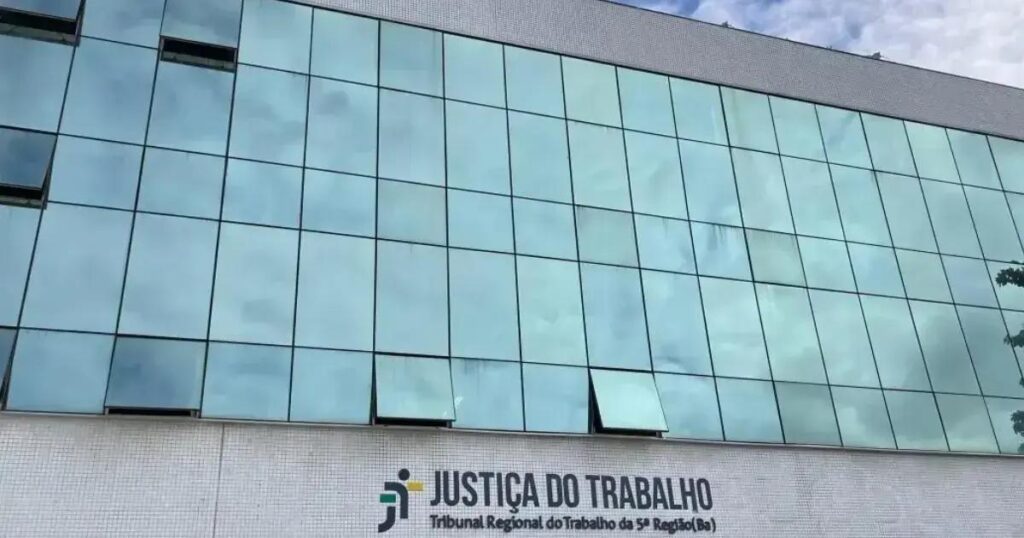 TRT-BA realiza audiência global para reclamantes do Esporte Clube Vitória