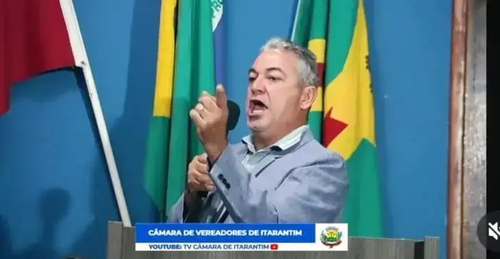 Vereador denuncia prefeito por suposta perda de mais de 100 casas populares