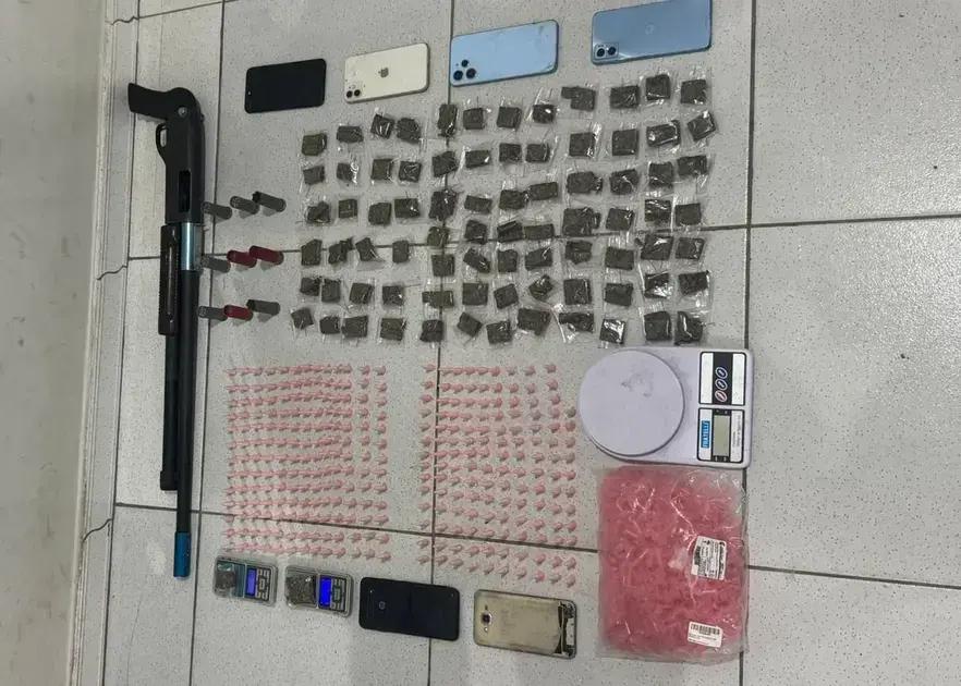 Ação policial em Porto Seguro apreende armas, drogas e deixa um suspeito morto