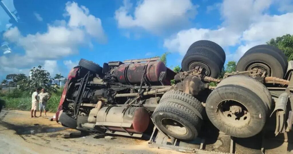 Acidente com caminhão de soja causa congestionamento na BR-324 em Salvador