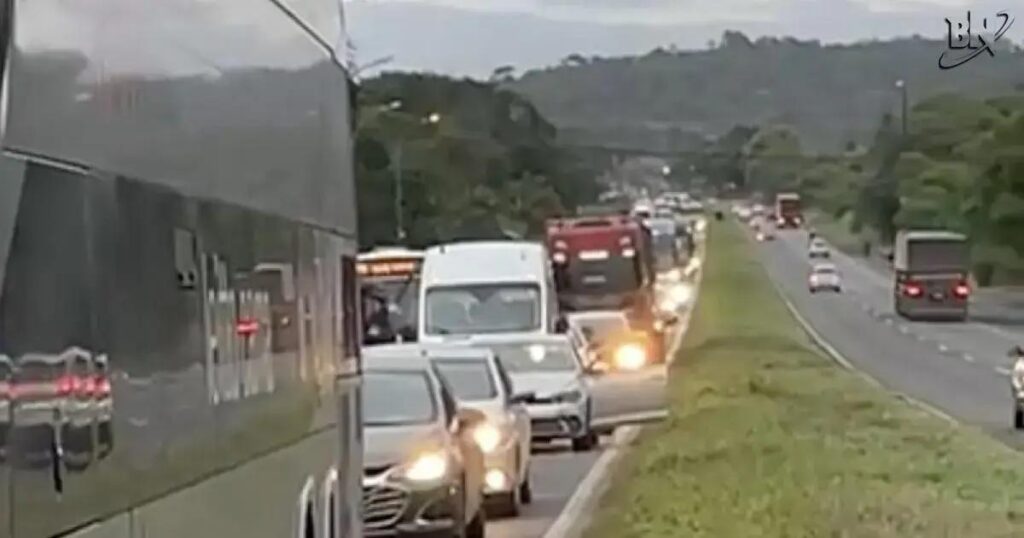 Acidente na BR-324 causa congestionamento de 7 km e atrasos de 30 minutos