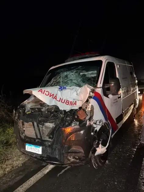 Ambulância de Itarantim se envolve em acidente próximo a Maiquinique