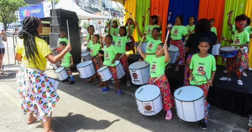 Bairro do Comércio vira parque a céu aberto no Dia das Crianças em Salvador