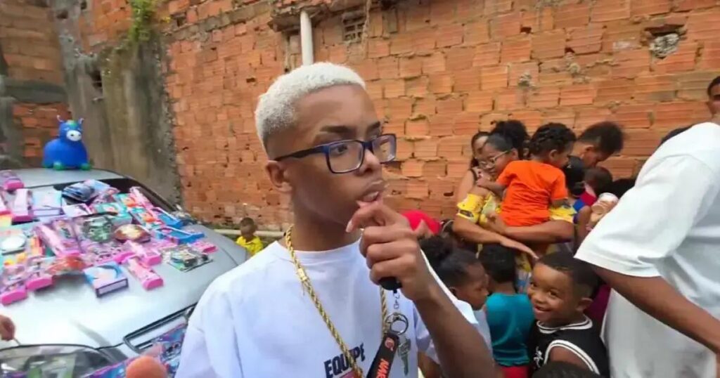 Boca de 09 distribui brinquedos em Salvador após polêmicas na web