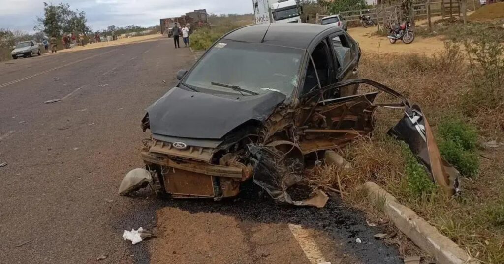 Carreta com soja tomba na BA-026 após colidir com carro entre Maracás e Planaltino
