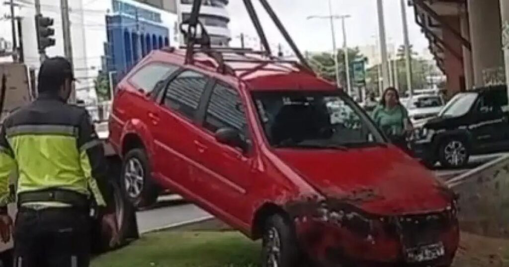 Carro cai em vala após motorista perder controle na Avenida ACM em Salvador