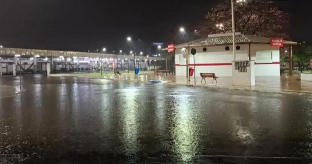 Chuva intensa provoca alagamentos em bairros de Jequié após frente fria