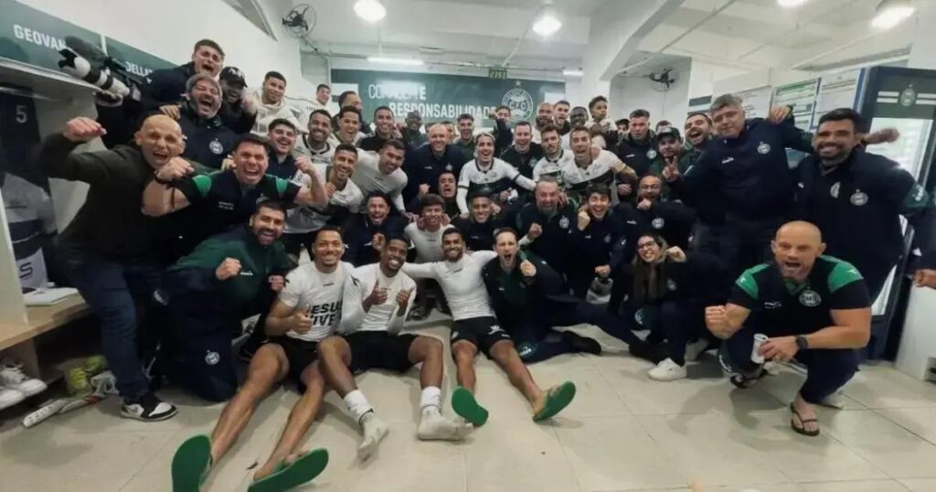 Coritiba vence terceira seguida e garante 97% de chance de acesso à Série A