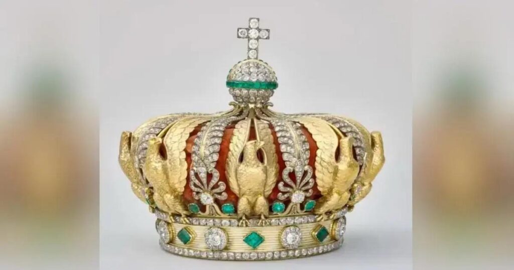 Coroa imperial roubada do Louvre é encontrada danificada em rua próxima ao museu