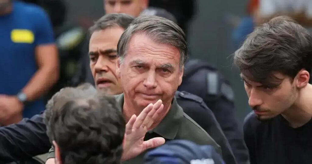 Defesa de Bolsonaro solicita visita médica após agravamento de soluços